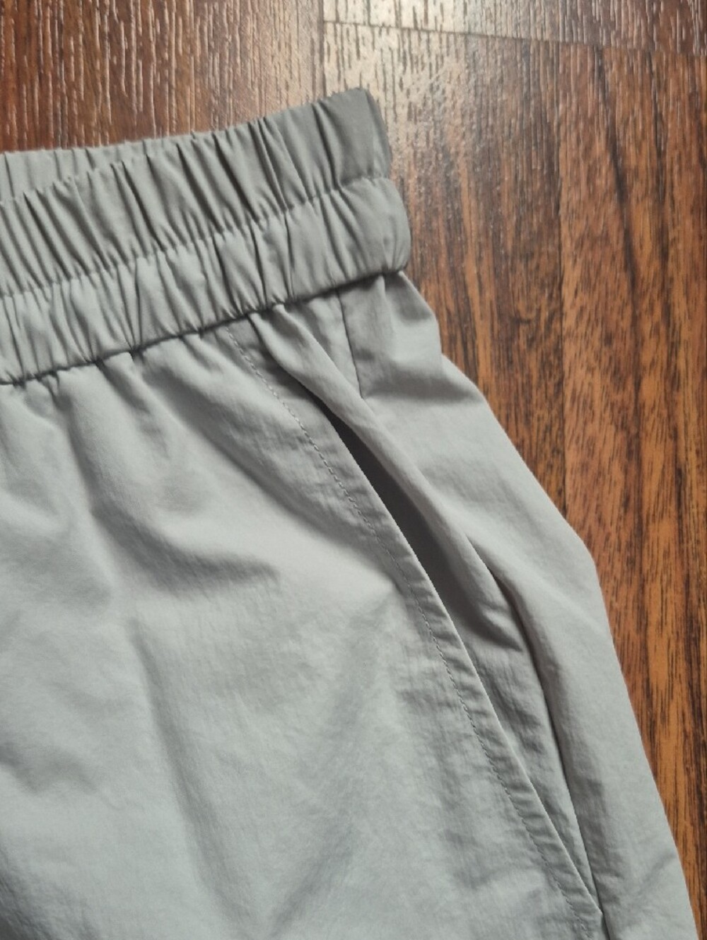 Relaxed Wide-Leg Cargo Pants in Light Gray - Picture 3 of 7